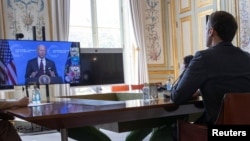 French President Macron listens to U.S. President Joe Biden during a Climate Summit video conference, at the Elysee Palace in Paris, France, 22 April 2021. (Ian Langsdon/Pool via REUTERS)