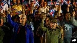 Le président cubain Raul Castro et le premier vice-président Miguel Diaz-Canel brandissent des drapeaux pour célébrer le 165e anniversaire de la naissance du héros de l'indépendance cubaine José Marti et rendre hommage au leader révolutionnaire Fidel Castro à La Havane, Cuba, le 27 janvier 2018. 