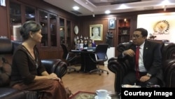 អ្នក​​ស្រី ​​មូរ ​​សុខ​ហួរ ​​ក្នុង​​ជំនួប​​ជាមួយ​​ លោក ​Fadli​ Zon ​អនុ​​ប្រធាន​​សភា​​ជាន់​​ទាប​​ឥណ្ឌូ​នេស៊ី ​កាល​ពី​ថ្ងៃទី ​០៧ ​ខែ ធ្នូ ឆ្នាំ​ ២០១៧​ នៅ​ទីក្រុង​ចាកាតា។ ​(រូប​ថត​ផ្ដល់​ឱ្យ)​