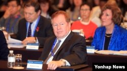 로버트 킹 미국 국무부 북한인권특사(가운데)가 11일 한국 서울에서 북한인권을 주제로 열린 '서울인권회의'에 참석했다.
