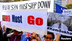 ក្រុម​បាតុករ​លើក​បដា​ក្នុង​ពេល​បាតុកម្ម​ប្រឆាំង​នឹង​លោក ហ៊ុន សែន នាយក​រដ្ឋ​មន្ត្រី​កម្ពុជា ក្នុង​ពេល​លោក​ចូល​រួម​កិច្ច​ប្រជុំ​សមាគម​អាស៊ាន​ដែល​មាន​១០​ប្រទេស​ជាមួយ​អូស្ត្រាលី នៅ​ទីក្រុង​ស៊ីដនី នៅ​ថ្ងៃទី១៦ មីនា ២០១៨។