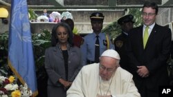 សម្តេច​ប៉ាប​ឡាយ​ព្រះ​ហស្តលេខា​ជា​អ្នក​ចូល​ទស្សនា​សៀវភៅ​នៅ​ការិយាល័យ​ក្នុង​តំបន់​របស់​អង្គការ​សហប្រជាជាតិ​នៅ​ក្នុង​ក្រុង​ណៃរ៉ូប៊ី ប្រទេស​កេនយ៉ា។