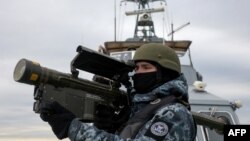 지난달 18일 흑해 북서부 지역을 순찰 중인 우크라이나 국경수비대 소속 함정에서 군인이 대공무기로 공중 표적을 탐색하고 있다. (자료사진)