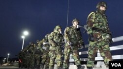 Tentara-tentara Marinir Korea Selatan berpatroli di pulau Yeonpyeong, Korea Selatan.