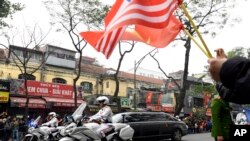 ក្បួន​ម៉ូតូ​នាំ​មុខ​រថយន្ត​របស់​លោក Kim Jong Un កំពុង​ធ្វើ​ដំណើរ​នៅ​លើ​ផ្លូវ​មួយ​នៅ​ក្នុង​ក្រុង​ហាណូយ ប្រទេស​វៀតណាម កាលពី​ថ្ងៃទី២៦ ខែកុម្ភៈ ឆ្នាំ២០១៩។