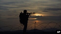 A Pakistani border security guard stands alert at Pakistan-Afghanistan border post, Chaman in Pakistan, May 5, 2017. The U.S. recently decided to withhold $50 million in military aid to Pakistan for failing to do enough against the Haqqani network.