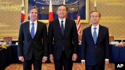 Dari kiri: Deputi Menlu AS Antony Blinken, Deputi Menlu Jepang Akitaka Saiki dan Deputi Menlu Korea Selatan Lim Sung-nam dalam pertemuan di Tokyo membahas nuklir Korut (foto: dok).
