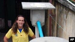 លោក​ Cordell​ Jacks​ ជា​នាយក​នៃ​កម្មវិធី​ទឹក​និង​អនាម័យ​របស់​អង្គការ​ IDE​ ឈរ​ក្បែរ​បង្គន់​ EZ​ Latrine​។