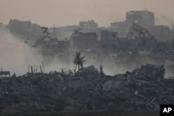 Asap mengepul usai Israel menyerang Jalur Gaza, terlihat dari Israel selatan, Sabtu, 2 Desember 2023. (Foto: AFP)...