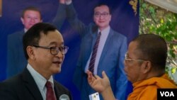 លោក​ សម​ រង្ស៊ី​ ប្រធាន​គណបក្ស​សង្គ្រោះ​ជាតិ​ ទទួល​វិភាគទាន​ពី​ព្រះសង្ឃ​ ដើម្បី​ទ្រទ្រង់​ការផ្សព្វផ្សាយ​ទូរទស្សន៍​ «ព្រះ​អាទិត្យ» នៅ​ឯ​ទីស្នាក់ការគណបក្សនេះ​ កាល​ពី​ថ្ងៃ​ទី​២៧ ខែ​មិថុនា ឆ្នាំ​២០១៥។​ (នូវ​ ពៅ​លក្ខិណា/VOA)