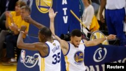 Kevin Durant et Stephen Curry, Oakland, Californie, le 4 juin 2017. 