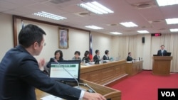 台湾立法院外交及国防委员会11月7号质询的情形 （美国之音张永泰拍摄 ）