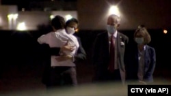 加拿大总理杜鲁多拥抱从中国获释返回加拿大的康明凯 （2021年9月25日）