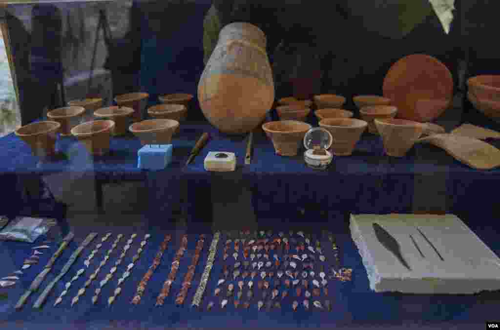 The Egyptian excavation team has found hundreds of inlay beads and golden objects which were used to decorate royal coffins. Some of the inlays are known as the wings of Horus. (H. Elrasam/VOA)