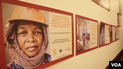 ការដាក់តាំង​បង្ហាញ​រូបថត និង​សាច់រឿង​អំពី​កម្មការិនី​សំណង់ នៅក្នុង​សិក្ខាសាលា​ស្តីពី​កិច្ចគាំពារ​សម្រាប់​កម្មការិនី​សំណង់ ក្នុង​រាជធានី​ភ្នំពេញ កាលពី​ថ្ងៃទី០៩ ខែកញ្ញា ឆ្នាំ២០១៦។ (ហ៊ាន សុជាតា/ VOA)