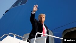 ប្រធានាធិបតីសហរដ្ឋអាមេរិកលោក Donald Trump លើកដៃ ខណៈលោកឡើងលើយន្តហោះប្រធានាធិបតីដើម្បីធ្វើដំណើរទៅកាន់រដ្ឋ Texas ពីអាកាសយានដ្ឋន Joint Base Andrews ក្នុងរដ្ឋ Maryland ថ្ងៃទី១២ ខែមករា ឆ្នាំ២០២១។