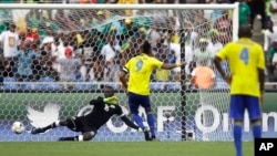 Le Gabonais Emerick Aubameyang marque un pénalty à la CAN 2017, à Libreville, Gabon, le 18 décembre 2017.