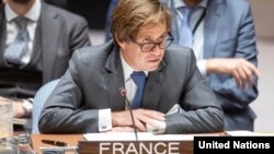 니콜라 드 리비에르 유엔주재 프랑스 대사가 안보리 회의에서 발언하고 있다.