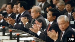 រូបថត​ឯកសារ៖ អតីត​ព្រះ​អម្ចាស់​ នរោត្តម សីហនុ ជាមួយ​ភាគី​ជម្លោះ​នៅ​កម្ពុជា នៅ​ក្នុង​​សន្និសីទ​អន្តរជាតិ​ស្តី​ពី​សន្តិភាព​​នៅ​កម្ពុជា​ ដែល​ប្រព្រឹត្ត​ធ្វើ​នៅ​ទី​ក្រុង​ប៉ារីស ប្រទេស​បារាំង​ កាល​ពី​ថ្ងៃ​ទី​២៣ ខែ​តុលា ឆ្នាំ​១៩៩១។ AFP