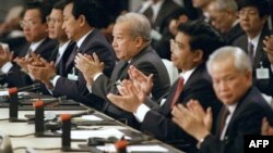 រូប​ឯកសារ៖ ព្រះ​អម្ចាស់​ នរោត្តម សីហនុ (ព្រះបរមរតនកោដ្ឋ) ជាមួយ​ភាគី​ជម្លោះ​នៅ​កម្ពុជា នៅ​ក្នុង​​សន្និសីទ​អន្តរជាតិ​ស្តី​ពី​សន្តិភាព​​នៅ​កម្ពុជា​ ដែល​ប្រព្រឹត្ត​ធ្វើ​នៅ​ទី​ក្រុង​ប៉ារីស ប្រទេស​បារាំង​ កាល​ពី​ថ្ងៃ​ទី​២៣ ខែ​តុលា ឆ្នាំ​១៩៩១។