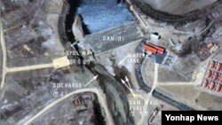 김정은 북한 국방위원회 제1위원장이 제7차 노동당 대회에서 '70일 전투'의 성과로 제시한 백두산영웅청년3호발전소가 준공 10일 만에 누수가 발생해 물을 긴급히 방류하는 것으로 11일 드러났다. 한국 연합뉴스가 관계 당국을 통해 입수한 북한 양강도 소재 백두산3호발전소 위성사진을 보면 댐 곳곳에 균열이 발생해 누수 현상이 발생하고 있고, 댐 벽면의 일부는 붕괴됐다. 사진은 지난 8일 수력발전소나 저수지에서 여분의 물을 빼내는 물길인 여수로를 통해 긴급히 방류하는 정황이 포착된 위성사진.