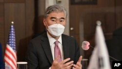 Perwakilan khusus AS untuk Korea Utara Sung Kim, berbicara kepada Perwakilan Khusus Korea Selatan untuk Urusan Perdamaian dan Keamanan Semenanjung Korea Noh Kyu-duk selama pertemuan bilateral mereka di sebuah hotel di Seoul Senin, 21 Juni 2021. (Foto: AP)
