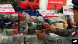 រូបឯកសារ៖ ប៉ូលិសភូមាតម្រៀបគ្រឿងញៀនរឹបអូសបាន នៅក្នុងពិធីដុតបំផ្លាញគ្រឿងញៀន នៅក្រុងយ៉ាងហ្គន ប្រទេសមីយ៉ាន់ម៉ា កាលពីថ្ងៃទី២៦ ខែមិថុនា ឆ្នាំ២០១៧។ 