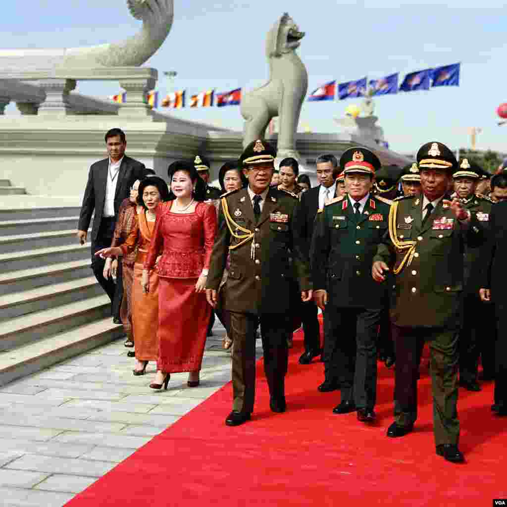 លោកនាយក​រដ្ឋមន្រ្តីហ៊ុន សែន កំពុង​ដើរជាមួយ​លោករដ្ឋមន្រ្តី​ក្រសួងការពារ​ជាតិវៀតណាម​ង៉ូ ស៊ុន​លិ​ច្ស និងលោក​រដ្ឋមន្រ្តីក្រសួង​ការពារជាតិ ទា បាញ់ ក្នុងពិធីសម្ពោធវិមាន​នយោបាយឈ្នះ​-ឈ្នះ កាលពីព្រឹកថ្ងៃទី២៩ ខែធ្នូឆ្នាំ២០១៨។(គី ម៉េងលី/VOA)