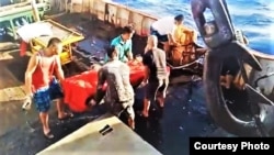 Jenazah ABK "H" asal Indonesia sebelum dilarung ke laut yang menjadi viral di media sosial (courtesy: Facebook). 