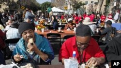 Des sans-abris de Los Angeles, en Californie, dégustant un repas nutritif 