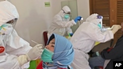 Tes swab di Tangerang, 17 Juli 2020. (Foto: dok).