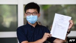 លោក Joshua Wong បង្ហាញឯកសារដាក់ពាក្យរបស់លោក ឈរឈ្មោះជាបេក្ខជនសម្រាប់ការបោះឆ្នោតតំណែងជាតំណាងរាស្ត្រ ទៅកាន់អ្នកសារព័ត៌មាន នៅទីក្រុងហុងកុង ថ្ងៃទី២០ ខែកក្កដា ឆ្នាំ២០២០។ 