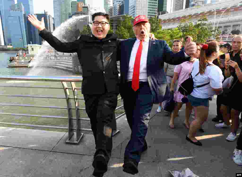 Howard, dan kasar Australia-dan asalin kasar China ya yi shigar&nbsp; shugaban&nbsp; Koriya Ta Arewa Kim Jong-un, da Dennis Alan, wanda ya yi shigar shugaban Amurka&nbsp; Donald Trump, sun gana a wurin shakatawa na&nbsp; Merlion Park a Singapore, June 8, 2018.