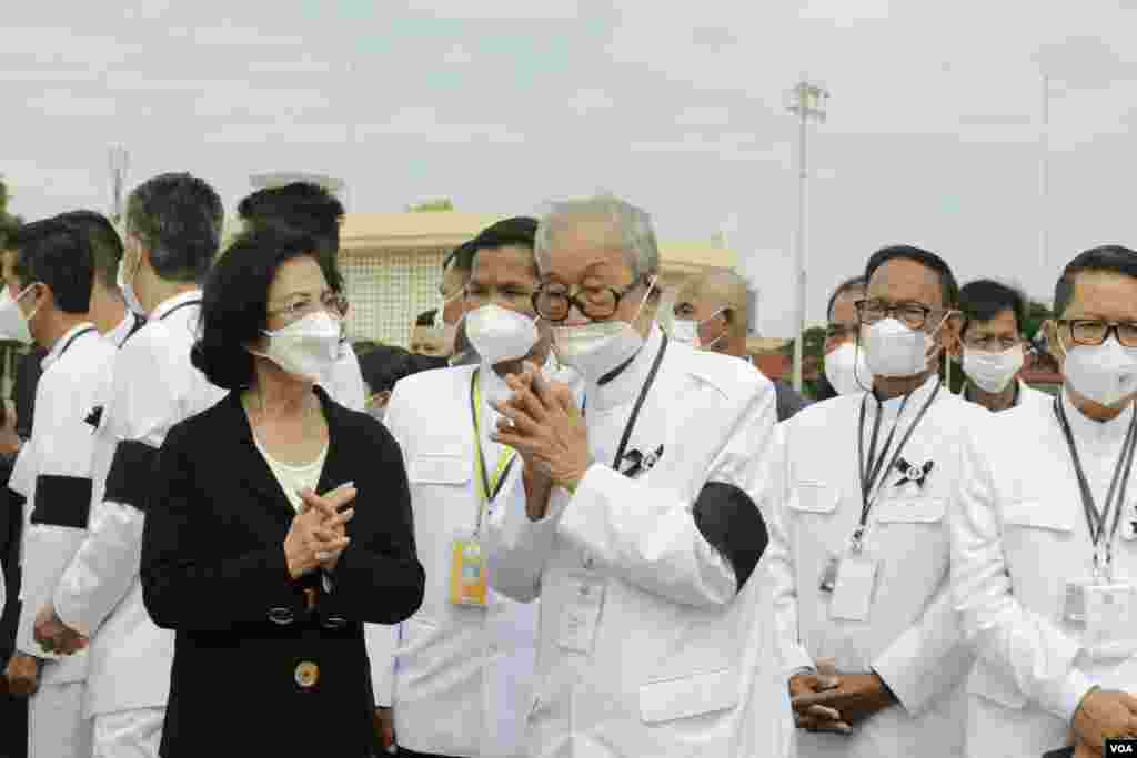 ព្រះអង្គ​ម្ចាស់ក្សត្រីយ៍​ នរោត្តម ម៉ារី រណឫទ្ធិ​ ព្រះជាយា​របស់​សម្តេច​ក្រុមព្រះ​ នរោត្តម​ រណឫទ្ធិ​ និង​មន្ត្រី​ជាន់​ខ្ពស់​​ផ្សេង​ទៀត​ នៅ​ព្រលាន​យន្តហោះ​អន្តរជាតិ​ភ្នំពេញ នៅ​ថ្ងៃ​អាទិត្យ​ ទី​៥​ ខែធ្នូ​ ឆ្នាំ២០២១។​ (ហ៊ាន សុជាតា/វីអូអេ)