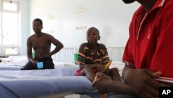 Pasien-pasien tifus di Harare, Zimbabwe.