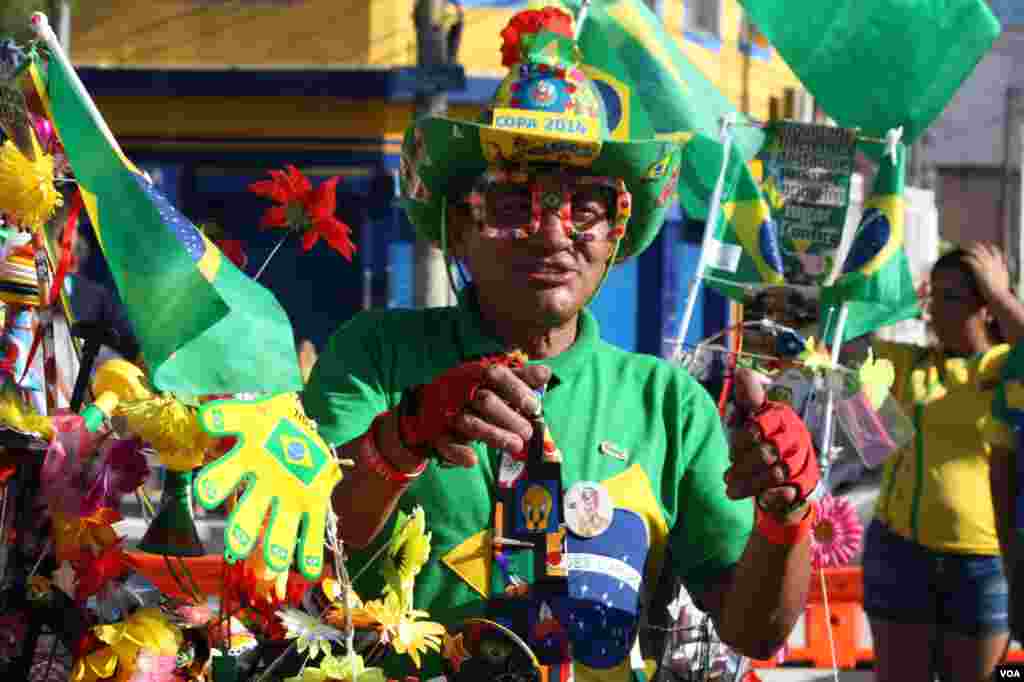 Penjual pernak pernik Piala Dunia di pinggir jalan São Paulo (13/6). (Gesell Tobias/VOA)