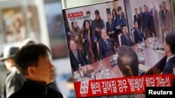 Les pourparlers de haut niveau entre les deux Corées à Panmunjom retransmis par une station de télévision.