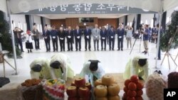 한국의 이산가족과 실향민들이 2020년 서울 종로구 이북5도청에서 이북부조 합동 망향제를 하는 모습 