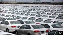 Des voitures Volkswagen Jettas produit au Mexique pour l'export sont garés au terminal de l'aéroport de Veracruz, Mexique, le 19 septembre 2013. 
