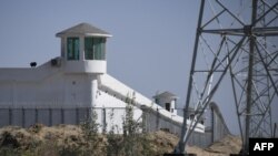 Menara pengawas terlihat di fasilitas keamanan tinggi di dekat tempat yang diyakini sebagai kamp reedukasi etnis minoritas Muslim Uyghur yang ditahan di pinggiran Hotan, wilayah Xinjiang, China barat laut (foto: dok). 