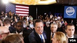 Romney menyapa pendukungnya di Ohio (7/3).