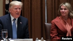 Presiden Donald Trump dan Duta Besar AS untuk PBB Kelly Craft dalam jamuan makan siang untuk para duta besar Dewan Keamanan (DK) PBB di Gedung Putih, Washington, 5 Desember 2019.