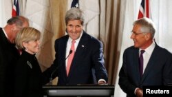 Avstraliya Tashqi ishlar vaziri Juli Bishop, AQSh Davlat kotibi Jon Kerri va Amerika Mudofaa vaziri Chak Xeygl Sidneydagi uchrashuv paytida. 12-avgust, 2014-yil.