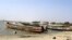 Des bateaux de pêche se tiennent dans les eaux de Ndiebene-Gandiol près de la ville de Saint-Louis au nord du Sénégal, le 8 août 2018.