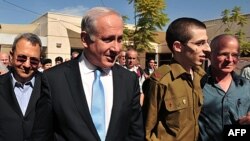 Gilad Shalitni vatanda Bosh vazir Benyamin Netanyaxu qarshi oldi