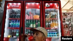 បុរស​ម្នាក់​ទទួល​ទាន​ភេសជ្ជៈនៅ​ក្នុង​ហាង​មួយ​ប្រទេស​ម៉ិក​ស៊ិក​ កាល​ពី​ថ្ងៃទី​០៩ កញ្ញា ២០១៣។