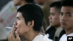 បុរស​វ័យ​ក្មេងៗ​ ជក់​បារី​។