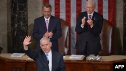 Perdana Menteri Israel Benjamin Netanyahu melambai setelah menyampaikan pidatonya pada rapat paripurna Kongres AS pada 3 Maret 2015 di US Capitol di Washington, DC. (Foto: AFP)