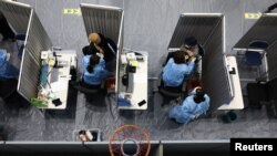 한국 서울 시내 체육관에서 시민들이 신종 코로나바이러스 백신을 접종하고 있다. (자료사진)