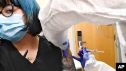 Seorang relawan AS di Harpersville, N.Y. menerima suntikan kandidat vaksin COVID-19 yang dikembangkan oleh NIH dan Moderna Inc. (foto: ilustrasi). 